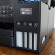 Las ventanas del compartimento de tinta de una impresora Epson EcoTank ET-3850